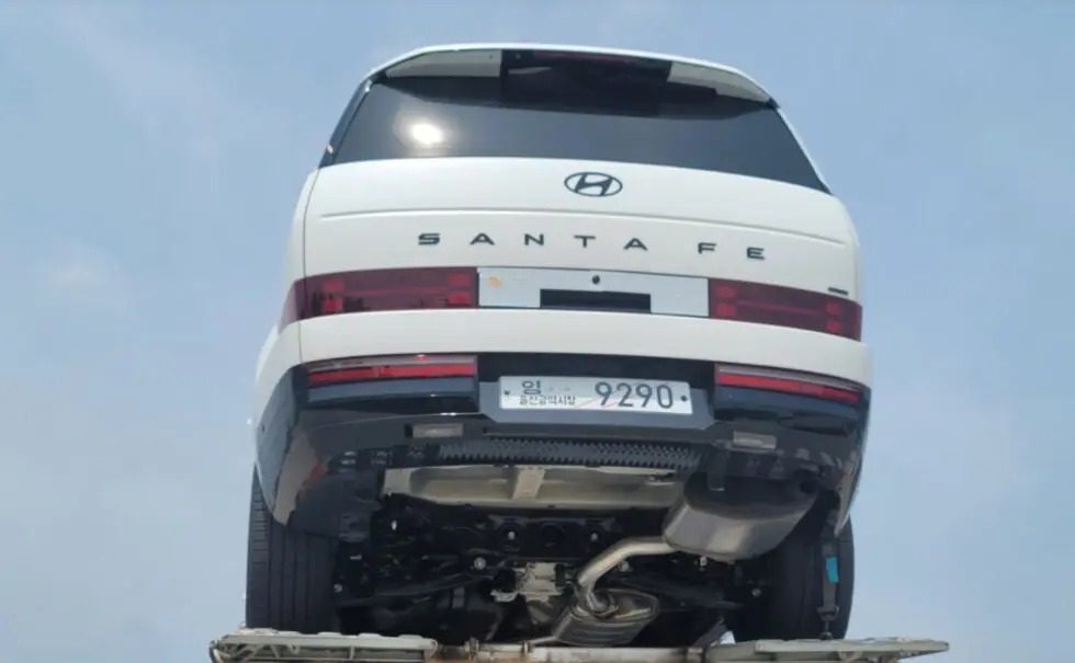 Hyundai Santa Fe mới lộ diện trên đường vận chuyển, khách Việt thêm sốt sắng chờ ngày được nhìn thực tế - Ảnh 2.