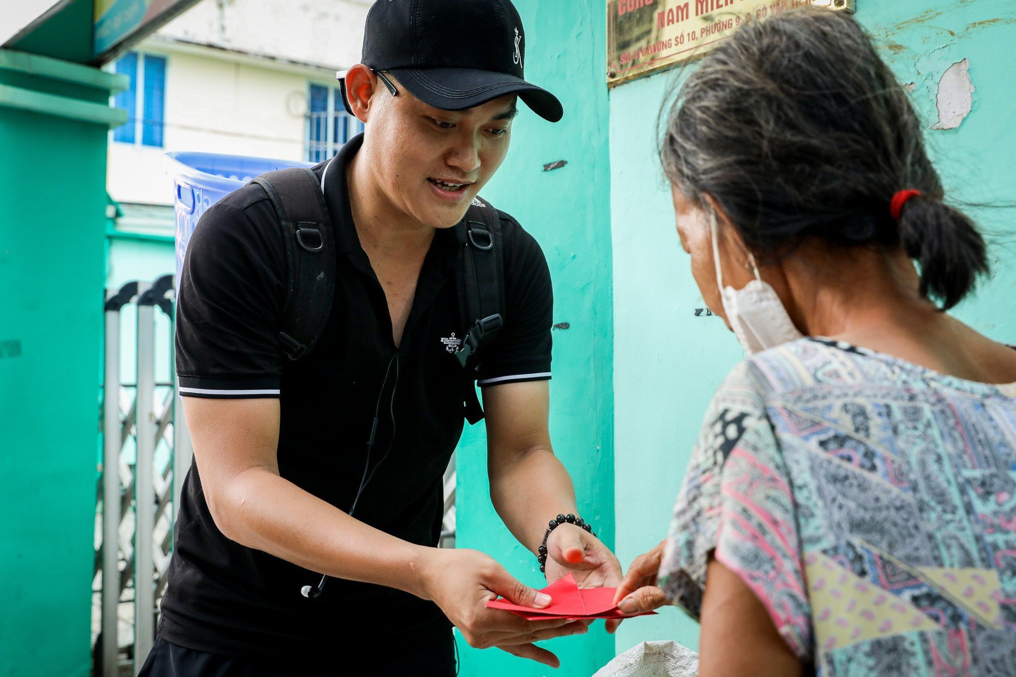 Chàng trai bị lừa cả tỷ đồng nhưng vẫn đạp xe "xin" ve chai, cho người nghèo bốc thăm lì xì - Ảnh 6.