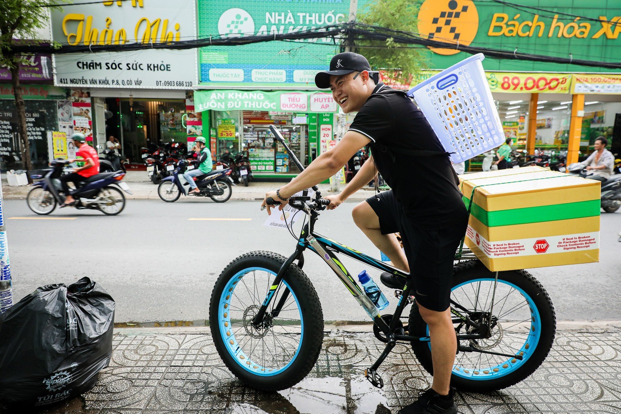 Chàng trai bị lừa cả tỷ đồng nhưng vẫn đạp xe "xin" ve chai, cho người nghèo bốc thăm lì xì - Ảnh 10.