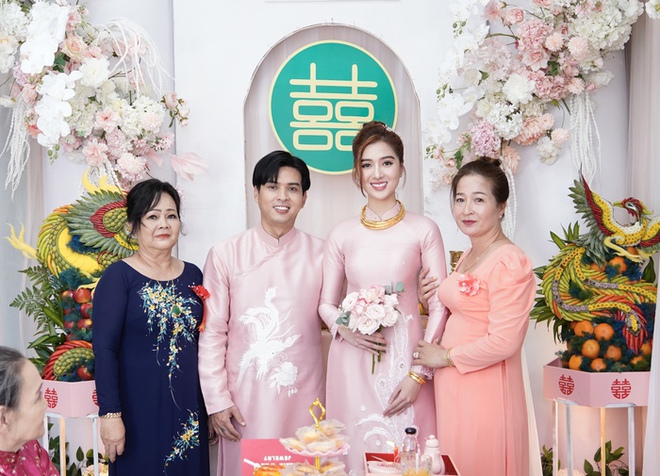 Hồ Quang Hiếu đi xuồng trong lễ ăn hỏi tại Cà Mau, cô dâu gây chú ý với chiều cao 1,8m - Ảnh 3. Hồ Quang Hiếu đi xuồng trong lễ ăn hỏi tại Cà Mau, cô dâu gây chú ý với chiều cao 1,8m - Ảnh 3.