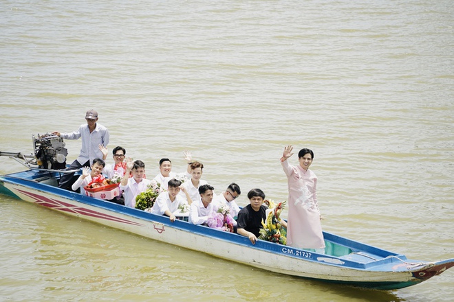 Hồ Quang Hiếu đi xuồng trong lễ ăn hỏi tại Cà Mau, cô dâu gây chú ý với chiều cao 1,8m - Ảnh 7.
