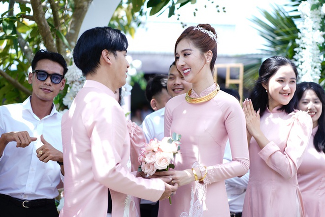 Hồ Quang Hiếu đi xuồng trong lễ ăn hỏi tại Cà Mau, cô dâu gây chú ý với chiều cao 1,8m - Ảnh 4.