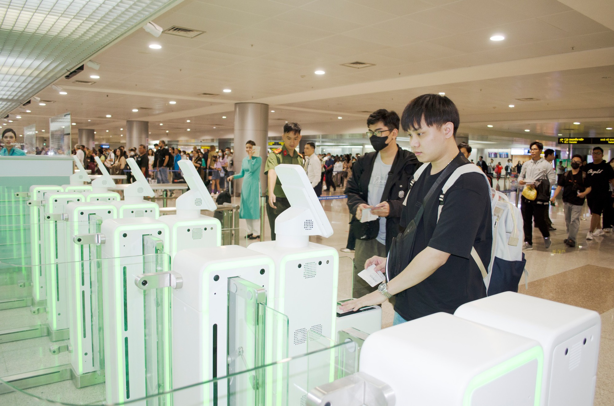 Khách bay làm thủ tục quét hộ chiếu tự động ở sân bay Tân Sơn Nhất cách nào? - Ảnh 2.