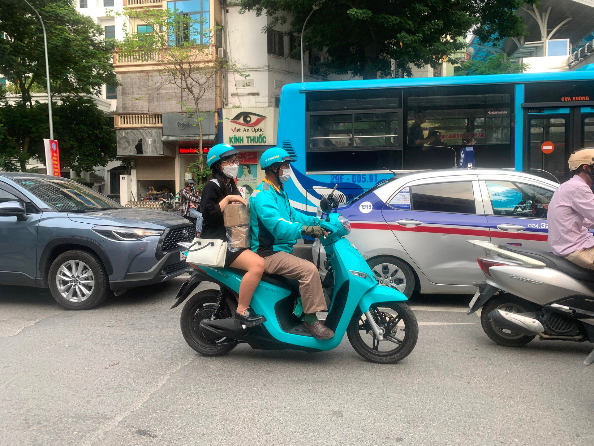 'Xe ôm điện' của ông Phạm Nhật Vượng khai phá phân khúc mới: Tiềm năng ra sao, Grab, Be và Gojek liệu có tham gia? - Ảnh 1.