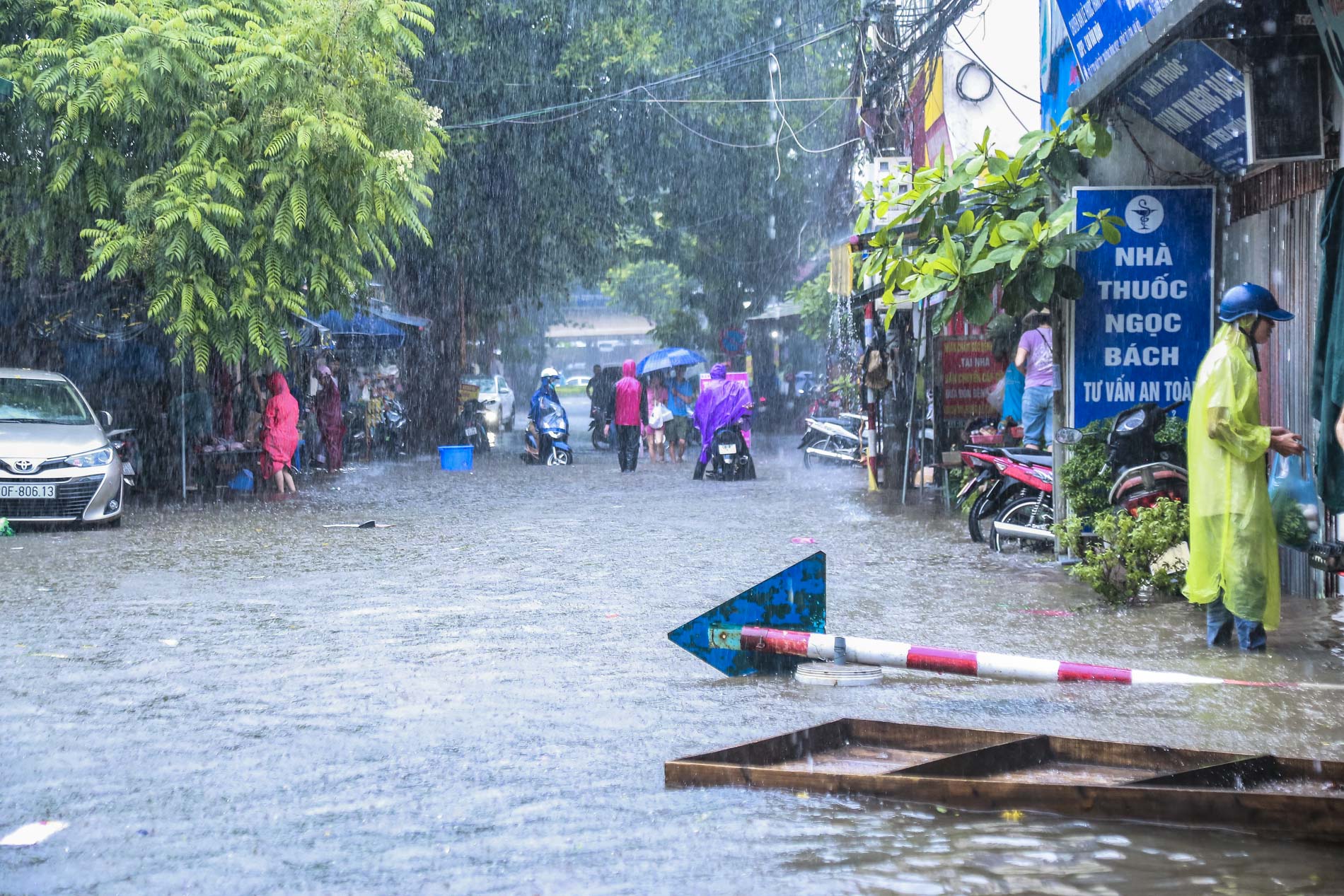 Đường phố Hà Nội biến thành “sông”, người dân bì bõm lội nước - Ảnh 3.