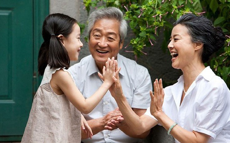 Ở tuổi U50, 60, đây là 3 điềm lành báo hiệu cuộc sống về già ấm êm, phước lành gõ cửa - Ảnh 2.