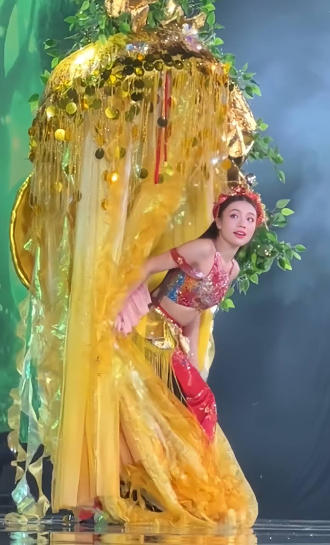 Màn “lột xác” từ bà lão thành cô Tấm của người đẹp Trà Vinh ngay trên sân khấu Miss Grand Vietnam 2023 - Ảnh 2.
