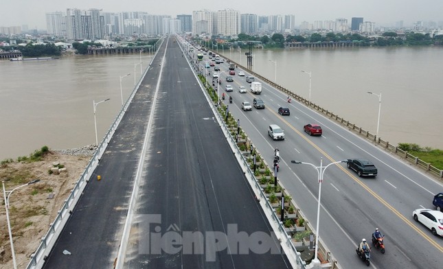 Cầu Vĩnh Tuy 2 thảm xong bê tông nhựa, thông xe cuối tháng 9 - Ảnh 1.