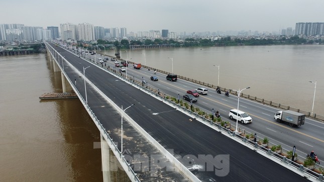 Cầu Vĩnh Tuy 2 thảm xong bê tông nhựa, thông xe cuối tháng 9 - Ảnh 3.