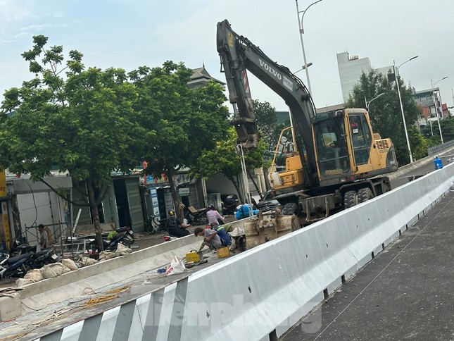 Cầu Vĩnh Tuy 2 thảm xong bê tông nhựa, thông xe cuối tháng 9 - Ảnh 8.