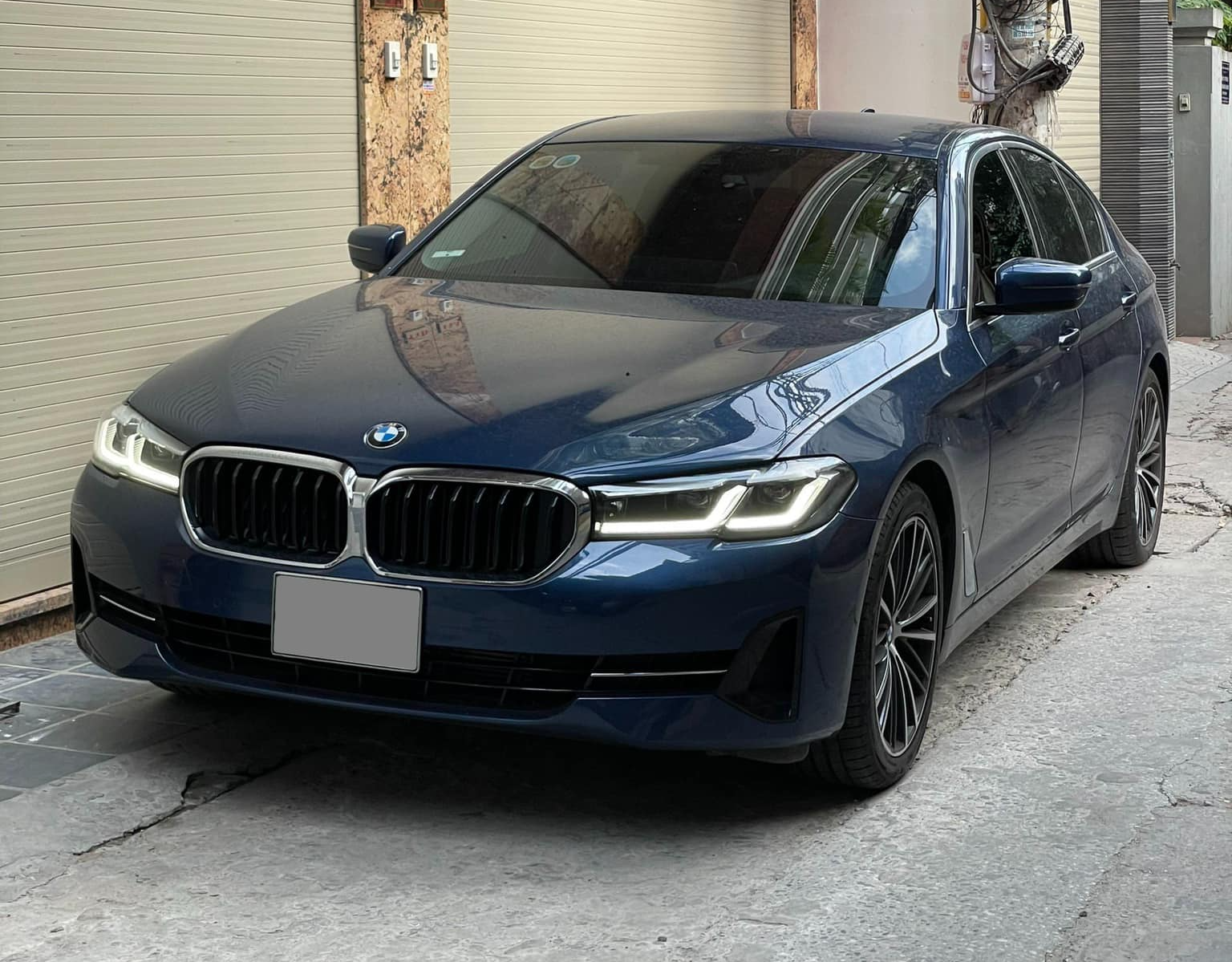 BMW 5-Series 2022 chạy 5.000 km rao bán chưa đến 1,8 tỷ đồng: Rẻ hơn cả C 300 AMG mới - Ảnh 1.