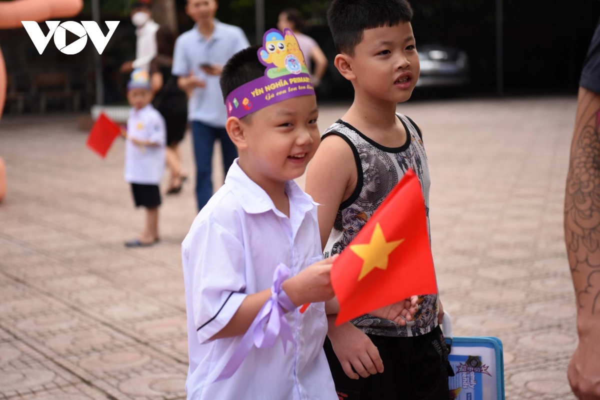 Trường tiểu học đầu tiên ở Hà Nội rộn ràng đón học sinh lớp 1 vào năm học mới - Ảnh 3.