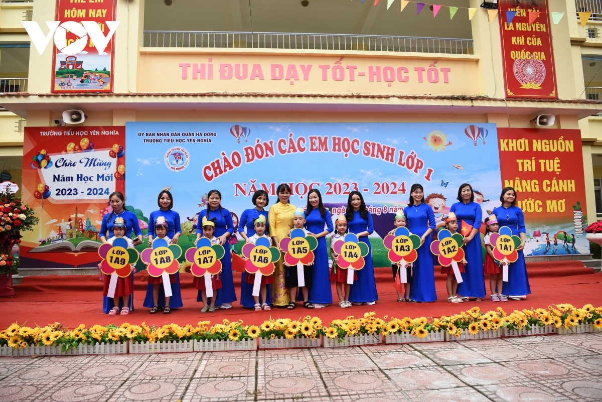 Trường tiểu học đầu tiên ở Hà Nội rộn ràng đón học sinh lớp 1 vào năm học mới - Ảnh 10.