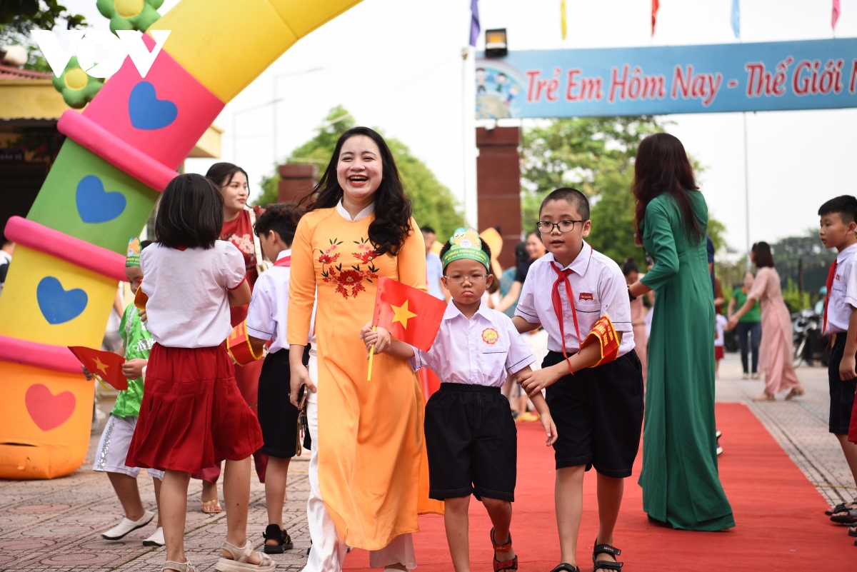 Trường tiểu học đầu tiên ở Hà Nội rộn ràng đón học sinh lớp 1 vào năm học mới - Ảnh 1.