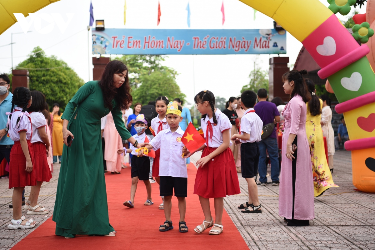 Trường tiểu học đầu tiên ở Hà Nội rộn ràng đón học sinh lớp 1 vào năm học mới - Ảnh 2.