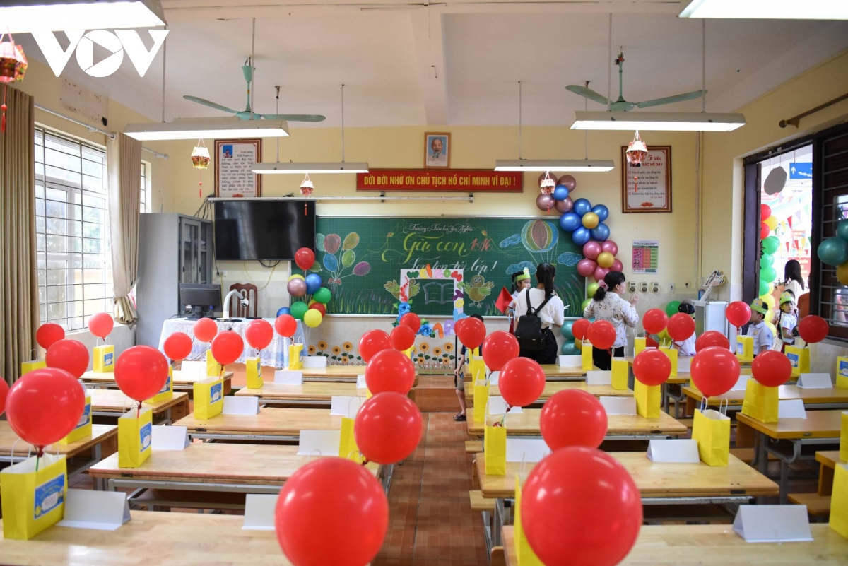 Trường tiểu học đầu tiên ở Hà Nội rộn ràng đón học sinh lớp 1 vào năm học mới - Ảnh 4.