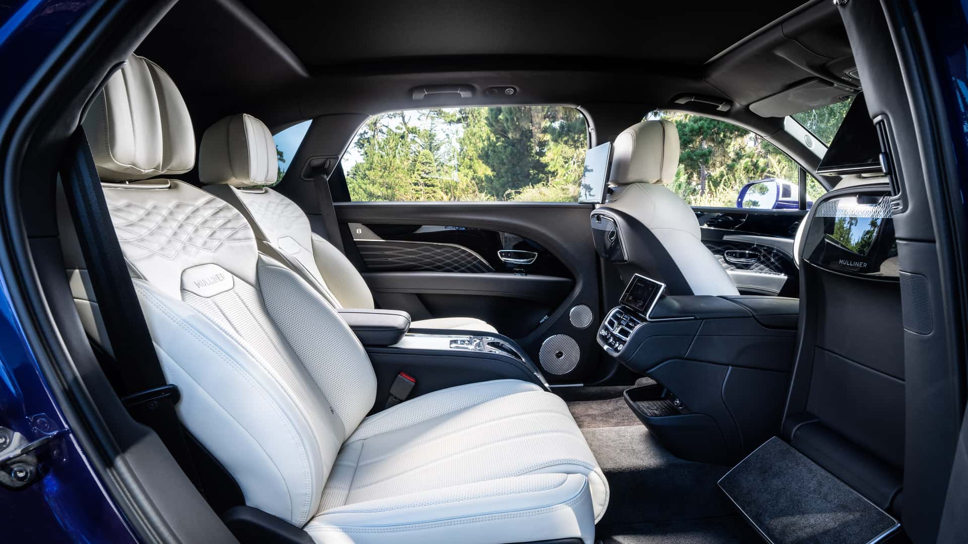 Bentley Bentayga phiên bản đắt nhất: Nội thất có nhiều chi tiết làm từ thứ không ai ngờ!