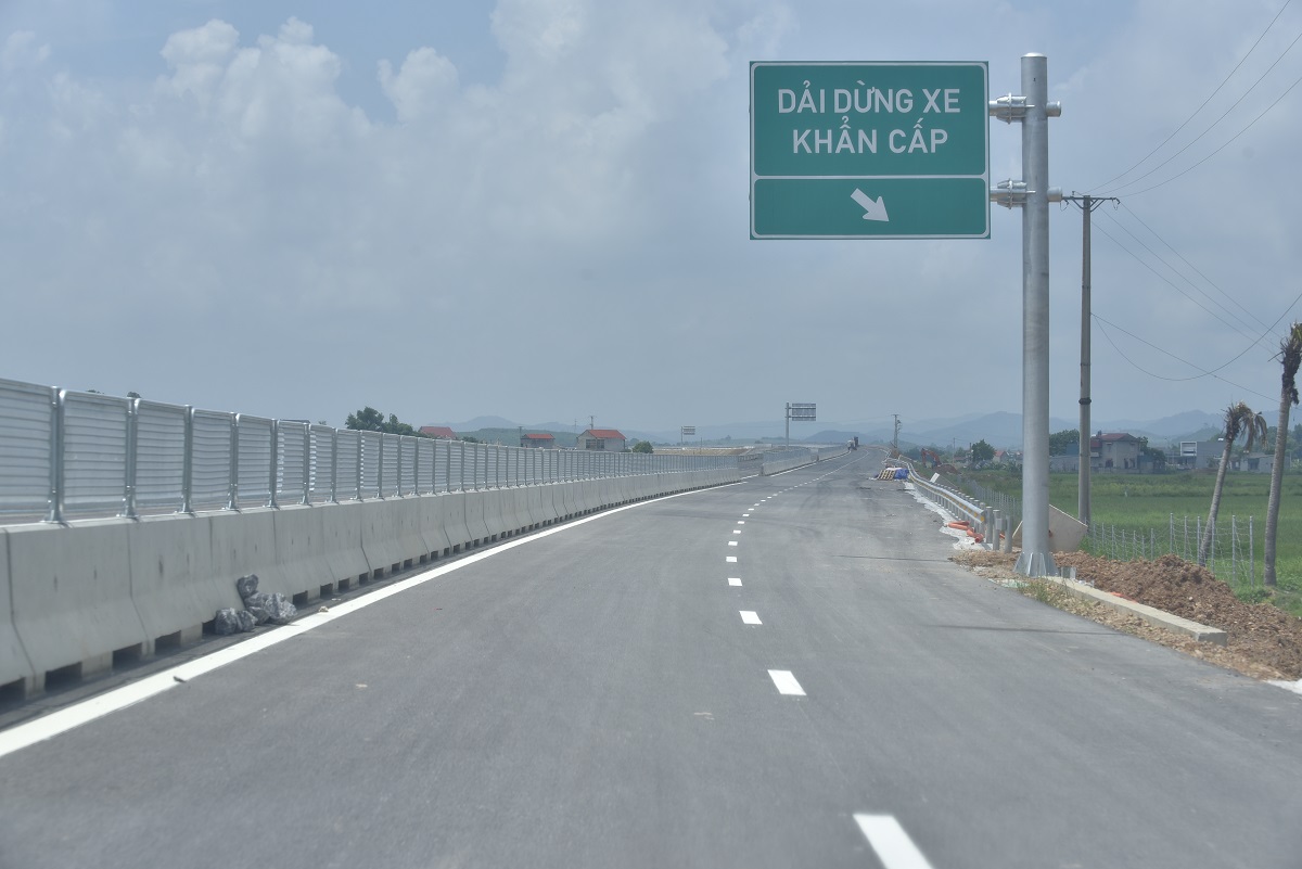 Ngổn ngang cao tốc Quốc lộ 45 - Nghi Sơn trước ngày thông xe - Ảnh 1.