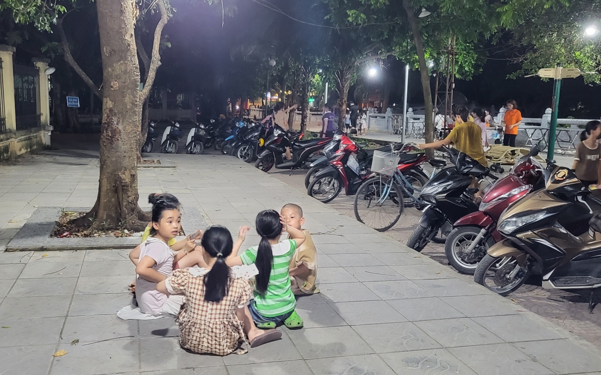 Hàng quán quây kín khu vực hồ Phú Diễn (Hà Nội), trẻ em mất chỗ vui chơi - Ảnh 8.