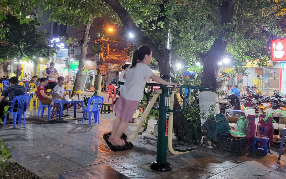 Hàng quán quây kín khu vực hồ Phú Diễn (Hà Nội), trẻ em mất chỗ vui chơi - Ảnh 10.