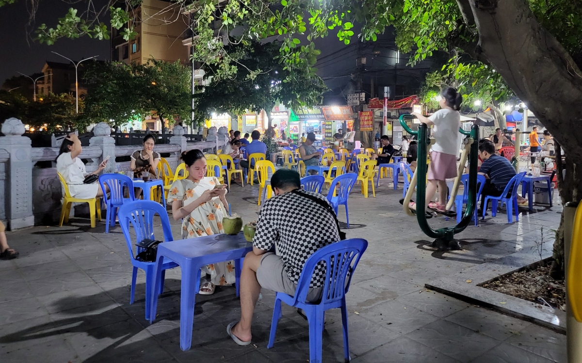 Hàng quán quây kín khu vực hồ Phú Diễn (Hà Nội), trẻ em mất chỗ vui chơi - Ảnh 3.