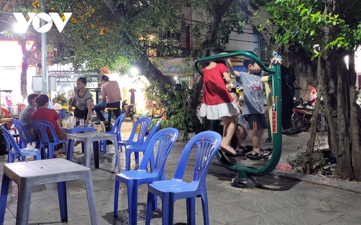 Hàng quán quây kín khu vực hồ Phú Diễn (Hà Nội), trẻ em mất chỗ vui chơi - Ảnh 9.