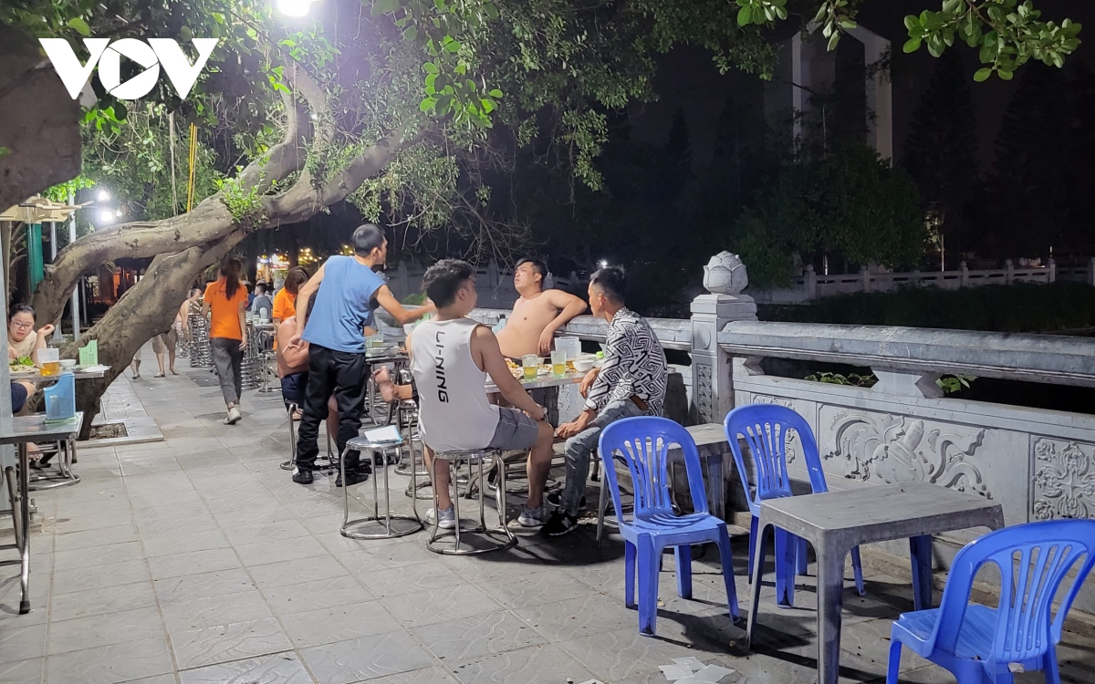 Hàng quán quây kín khu vực hồ Phú Diễn (Hà Nội), trẻ em mất chỗ vui chơi - Ảnh 4.