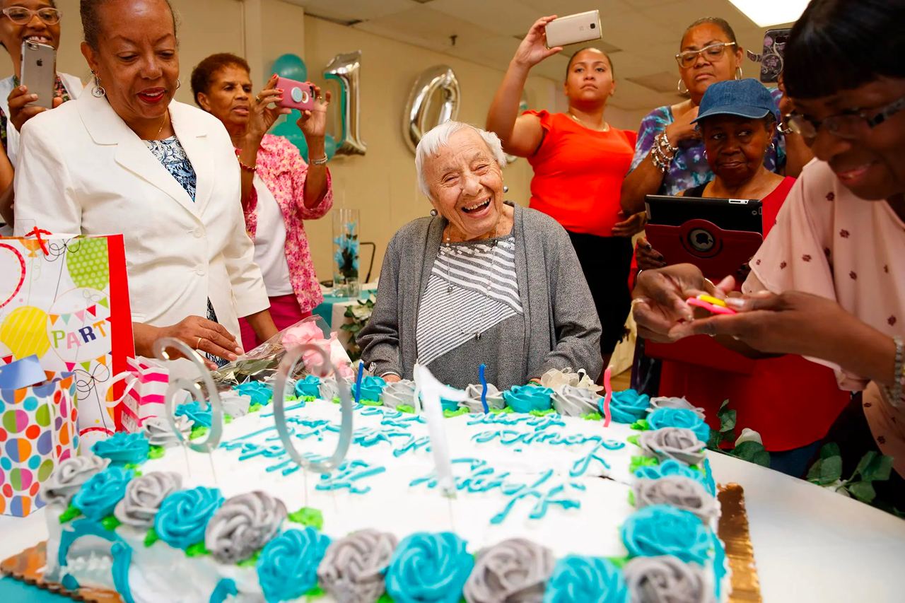 Được hỏi bí kíp sống lâu, cụ bà 107 tuổi bật mí: &quot;Không đồ ngọt, không nước soda và không lấy chồng&quot; - Ảnh 1.