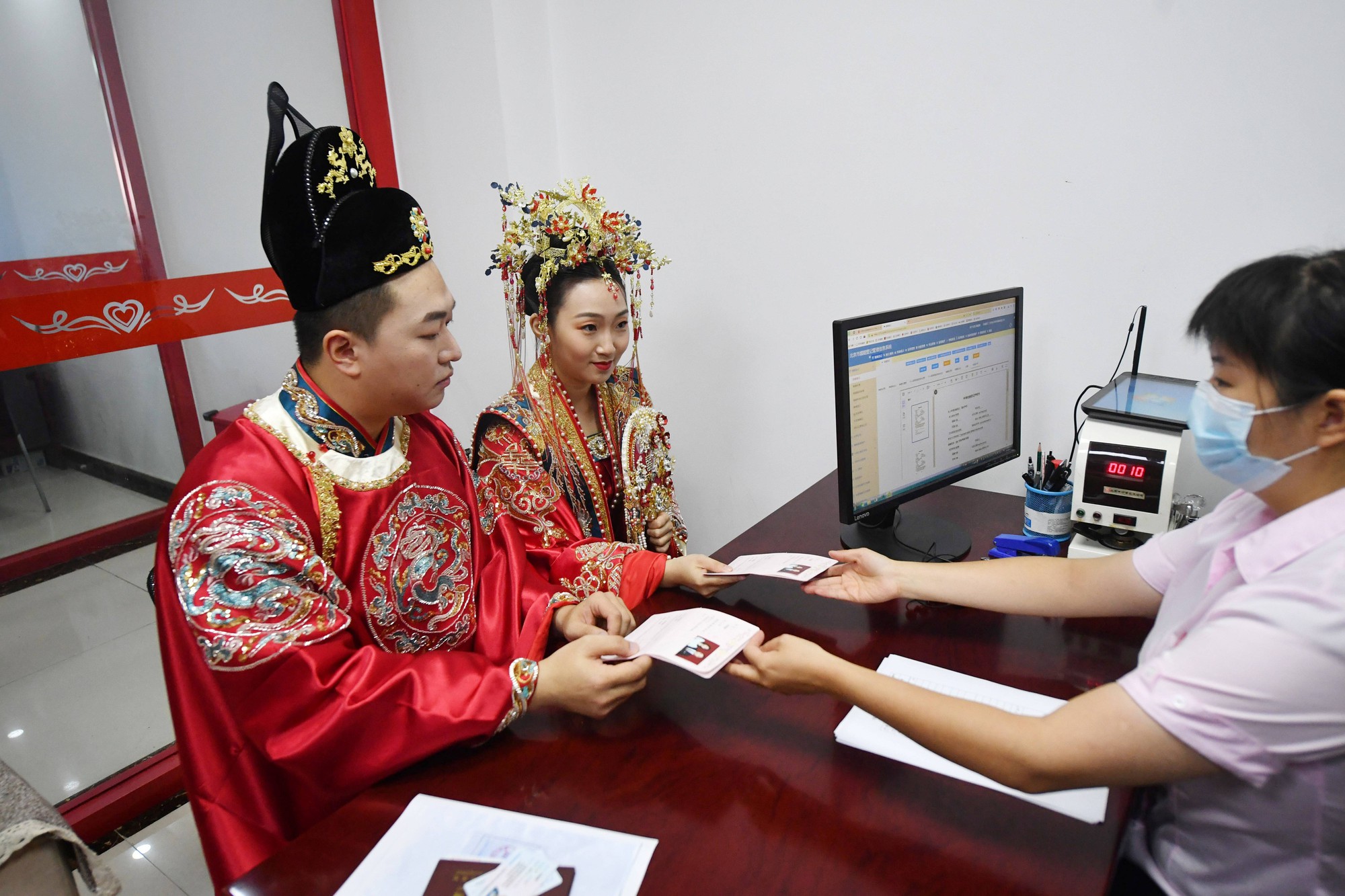 Trung Quốc: Các cặp đôi xếp hàng từ mờ sáng để đăng ký kết hôn đúng ngày Thất Tịch - Ảnh 3.