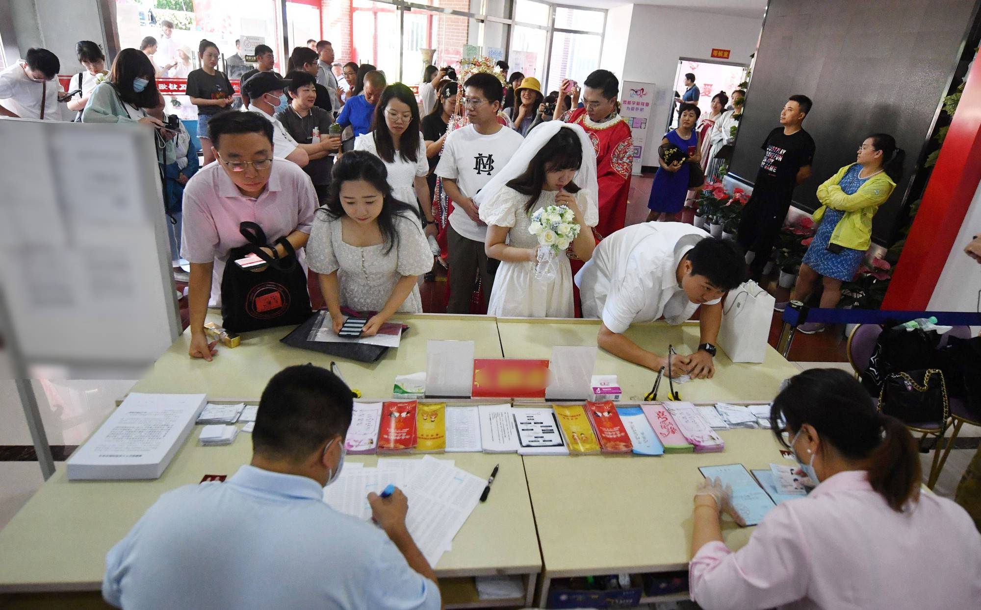 Trung Quốc: Các cặp đôi xếp hàng dài từ 3 giờ sáng để đăng ký kết hôn đúng ngày Thất Tịch - Ảnh 1.