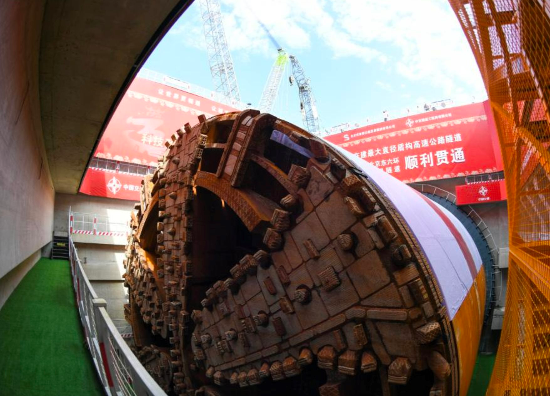 Trung Quốc sử dụng 'quái vật' 4.500 tấn để xây đường cao tốc 6 làn dưới lòng đất, tiết kiệm vô số không gian trên bề mặt - Ảnh 3.