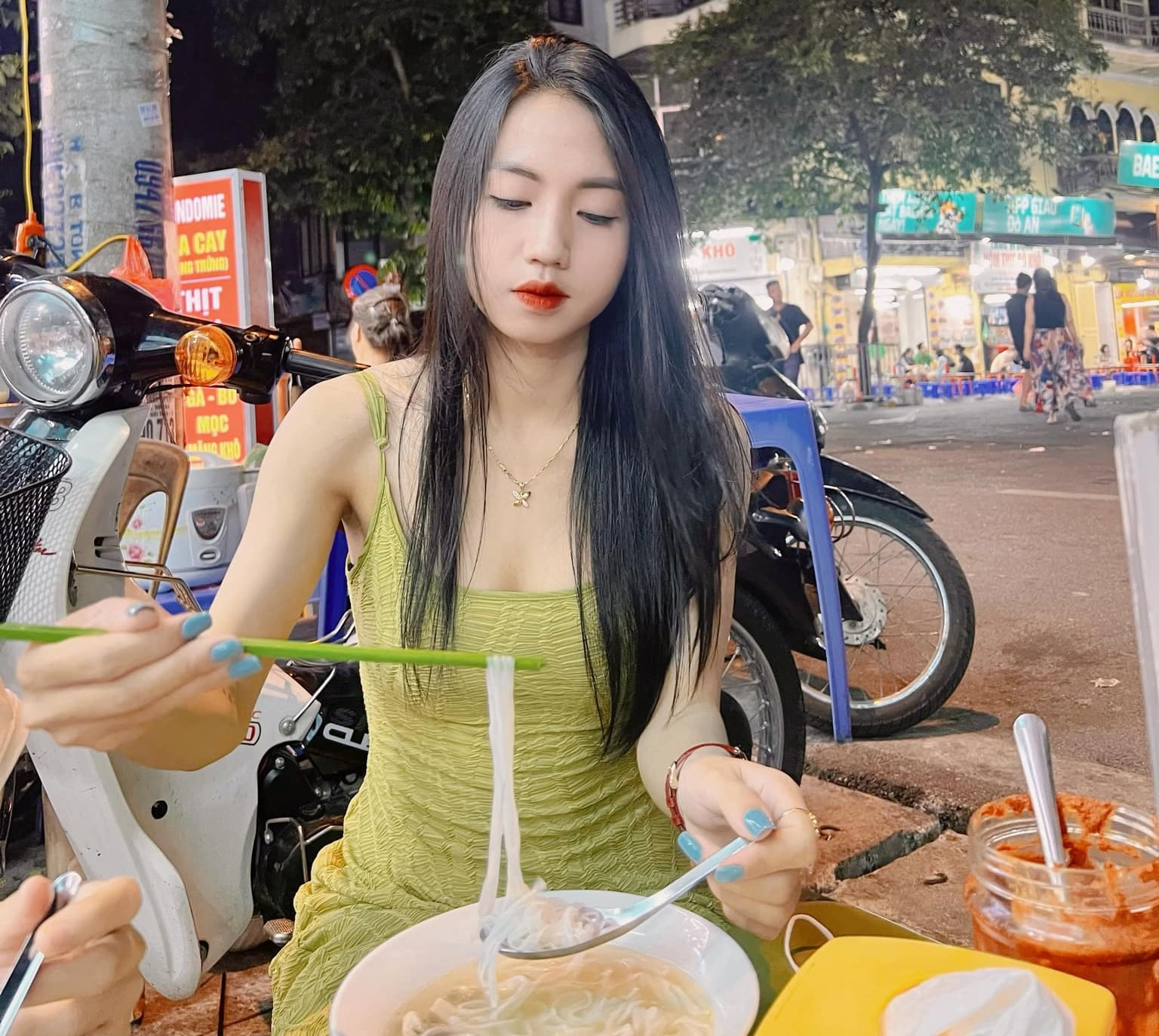 Nhan sắc đời thường xinh như búp bê của hậu vệ đội tuyển nữ Việt Nam - Ảnh 7.