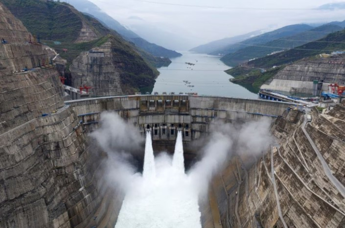 Mưa lớn nhưng sai địa điểm, thủy điện Trung Quốc hụt hơi - Ảnh 1.