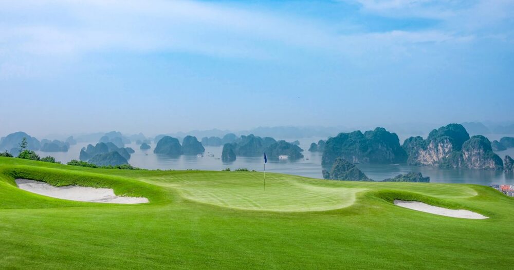 Được quy hoạch 22 sân golf, Quảng Ninh sẽ trở thành trung tâm du lịch golf phía Bắc? - Ảnh 1.