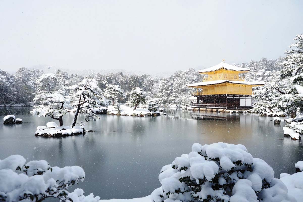 Ngôi chùa dát vàng ở Nhật Bản, lịch sử hơn 600 năm, tượng trưng cho thiên đường hạnh phúc - Ảnh 2.