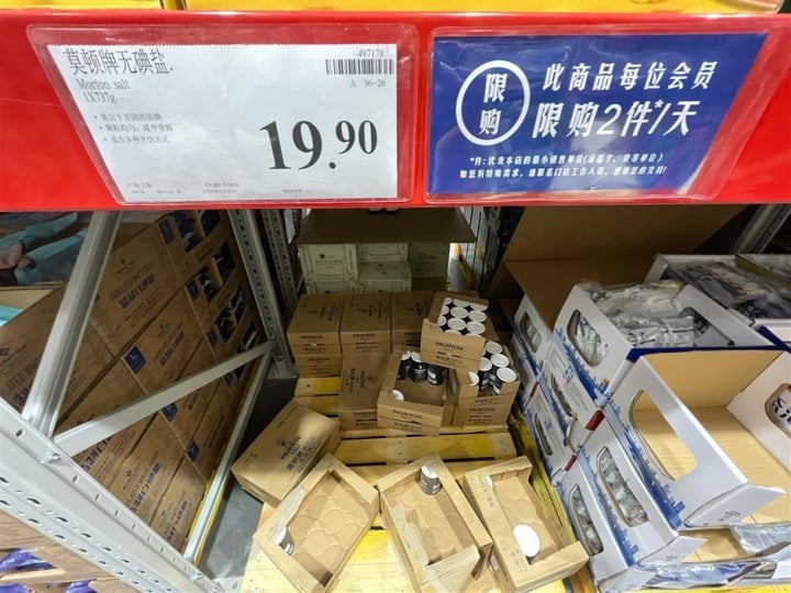 Kệ bán muối ở siêu thị Trung Quốc sạch hàng khi Nhật Bản xả nước thải hạt nhân - Ảnh 2.