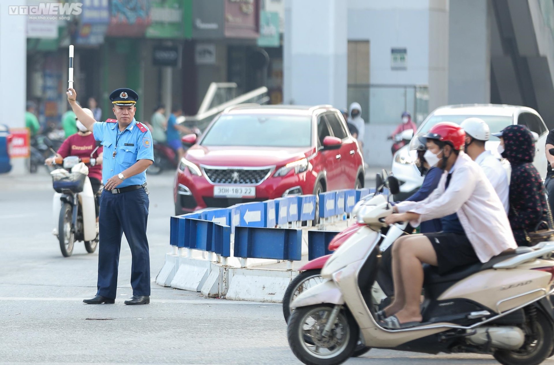 Chưa đến ngày khai giảng, đường phố Thủ đô ùn tắc khắp nẻo bất kể ngày đêm - Ảnh 7.