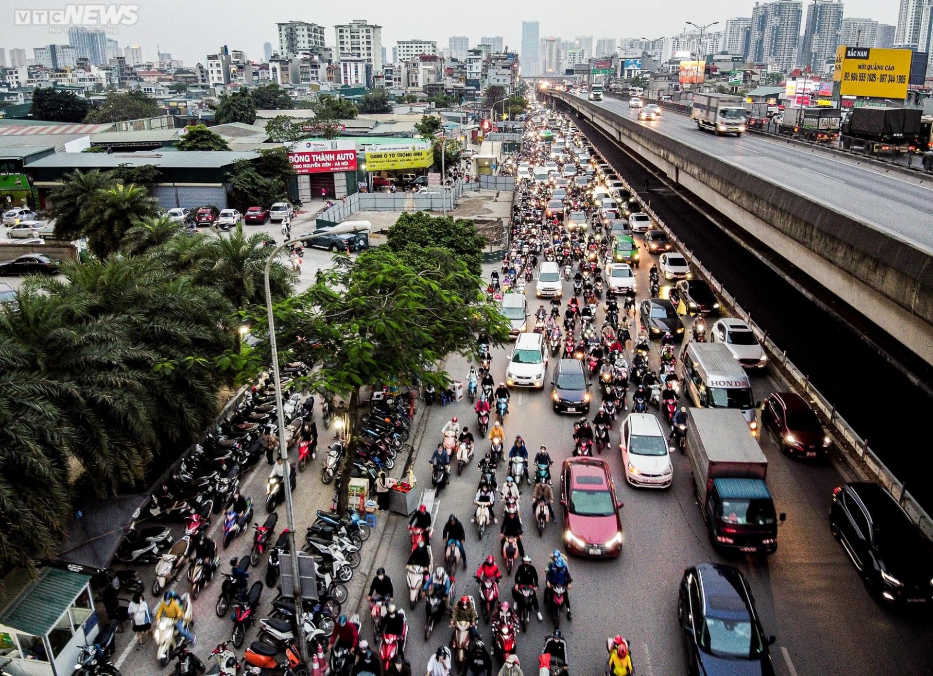 Chưa đến ngày khai giảng, đường phố Thủ đô ùn tắc khắp nẻo bất kể ngày đêm - Ảnh 22.