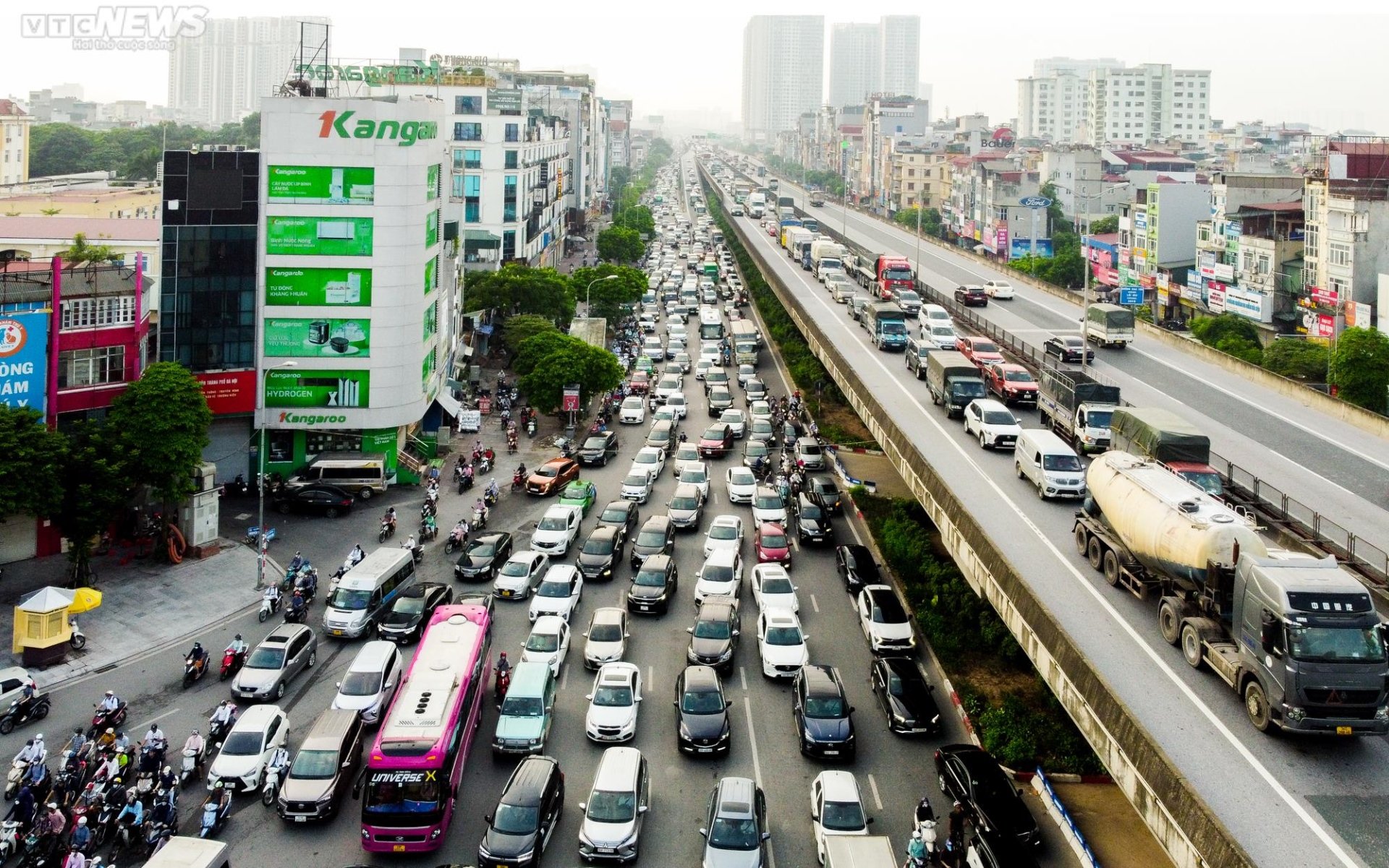 Chưa đến ngày khai giảng, đường phố Thủ đô ùn tắc khắp nẻo bất kể ngày đêm - Ảnh 2.