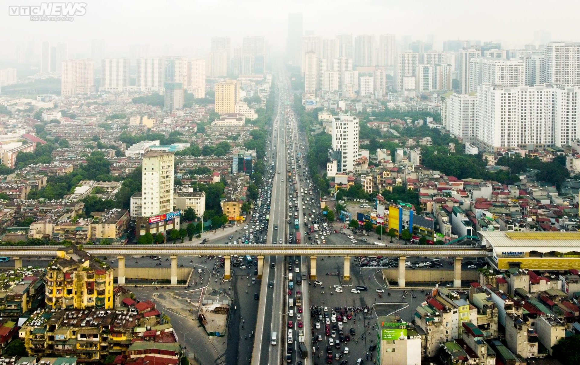 Chưa đến ngày khai giảng, đường phố Thủ đô ùn tắc khắp nẻo bất kể ngày đêm - Ảnh 1.