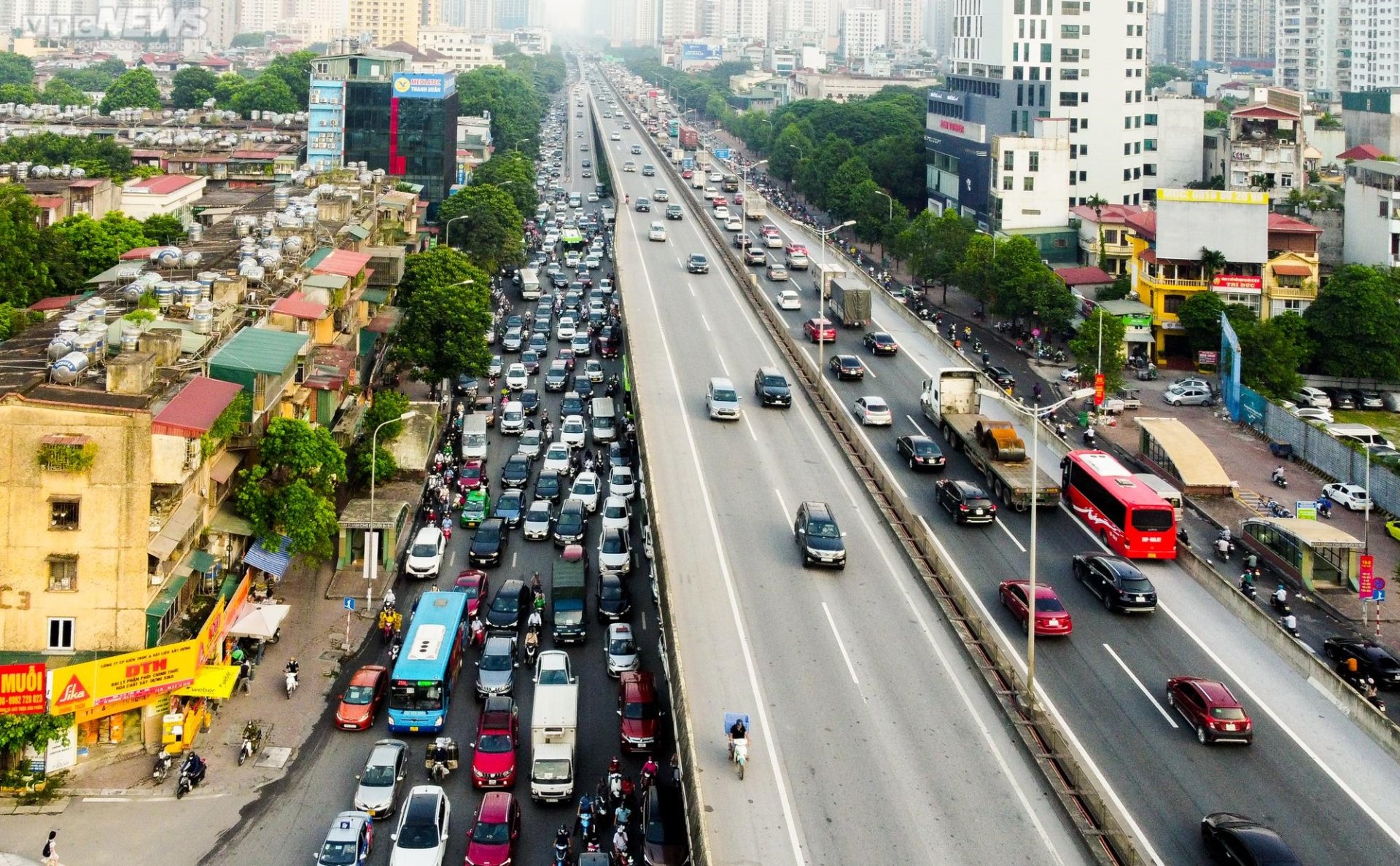 Chưa đến ngày khai giảng, đường phố Thủ đô ùn tắc khắp nẻo bất kể ngày đêm - Ảnh 11.