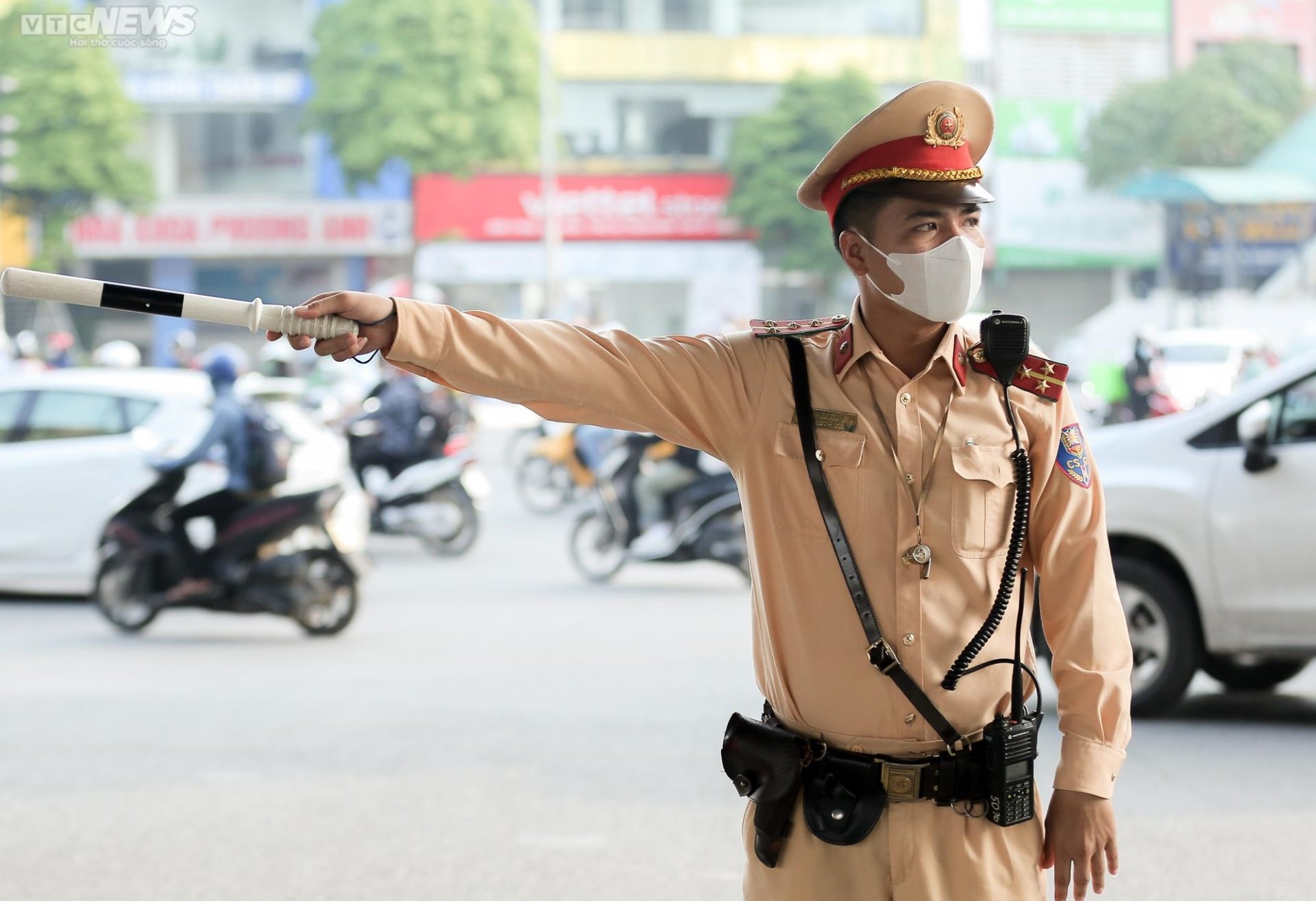 Chưa đến ngày khai giảng, đường phố Thủ đô ùn tắc khắp nẻo bất kể ngày đêm - Ảnh 6.