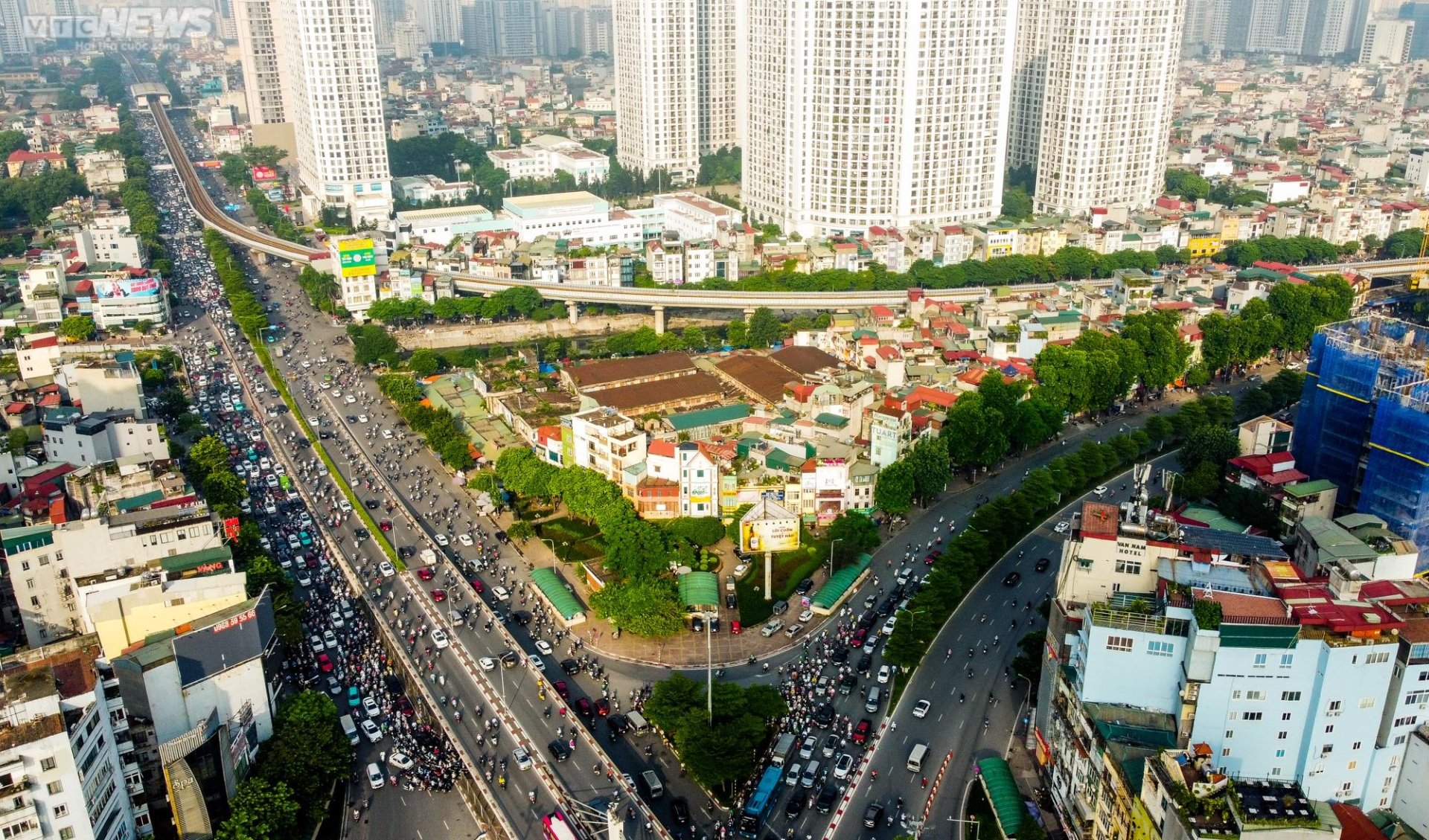 Chưa đến ngày khai giảng, đường phố Thủ đô ùn tắc khắp nẻo bất kể ngày đêm - Ảnh 8.