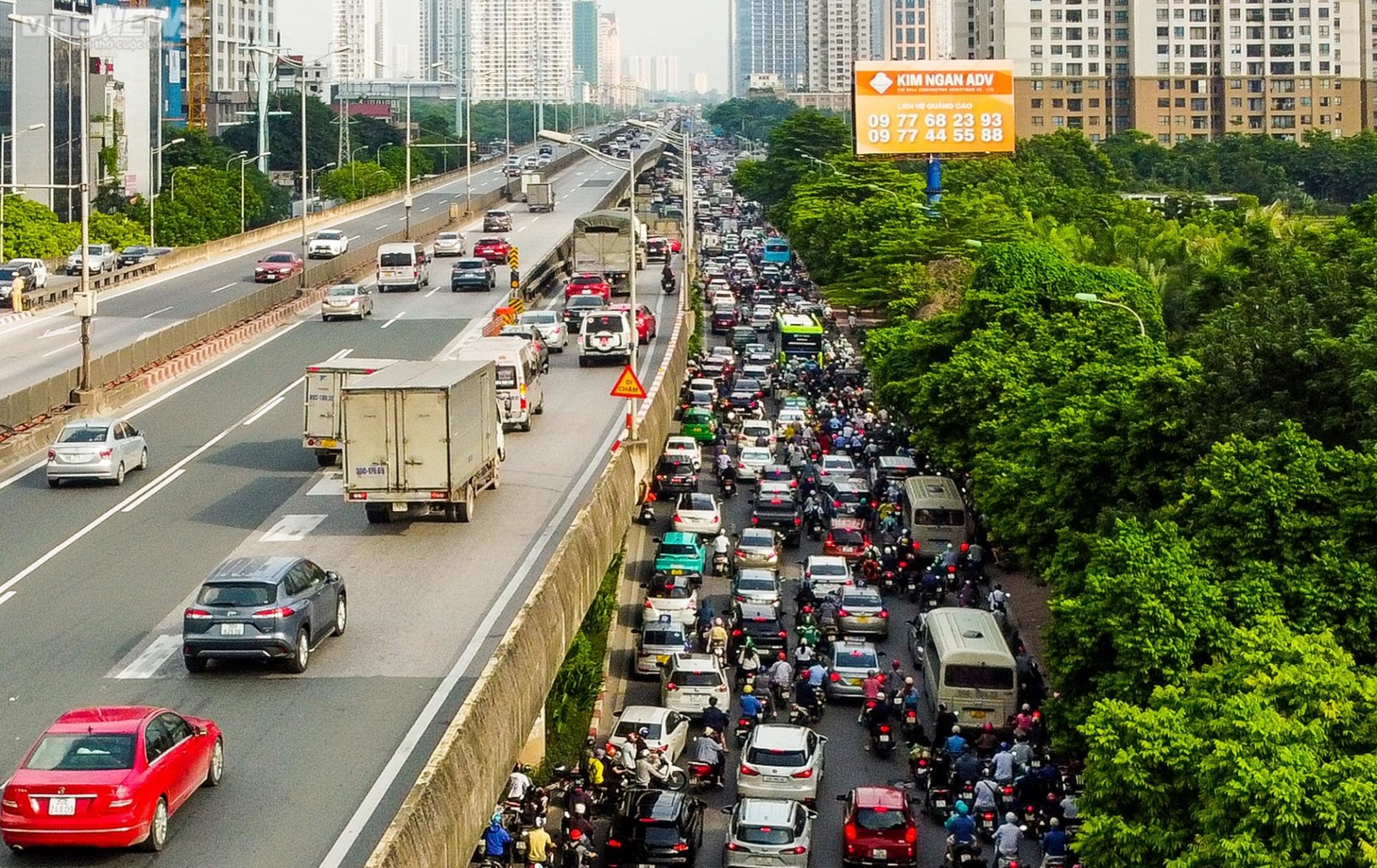 Chưa đến ngày khai giảng, đường phố Thủ đô ùn tắc khắp nẻo bất kể ngày đêm - Ảnh 12.