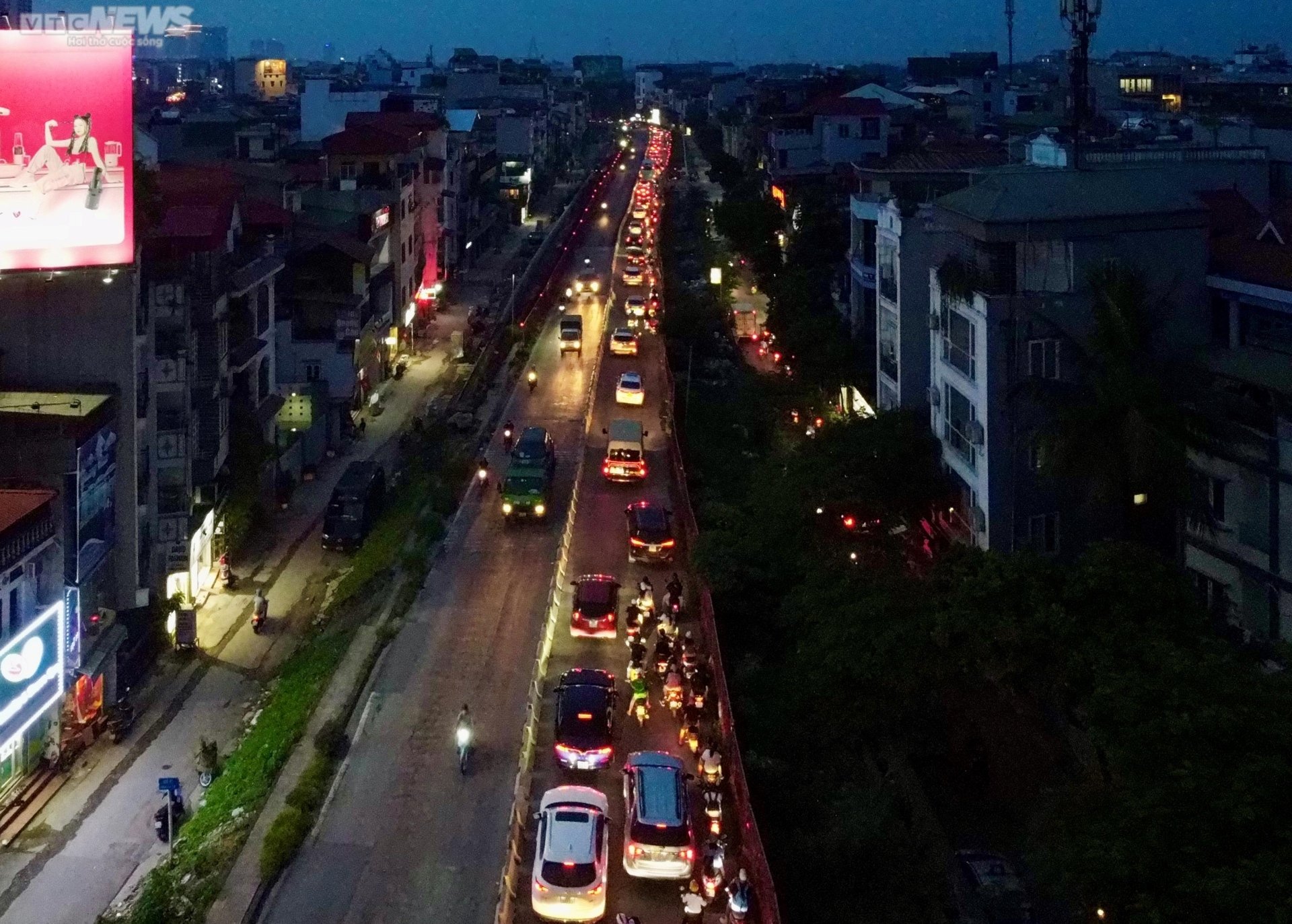 Chưa đến ngày khai giảng, đường phố Thủ đô ùn tắc khắp nẻo bất kể ngày đêm - Ảnh 26.