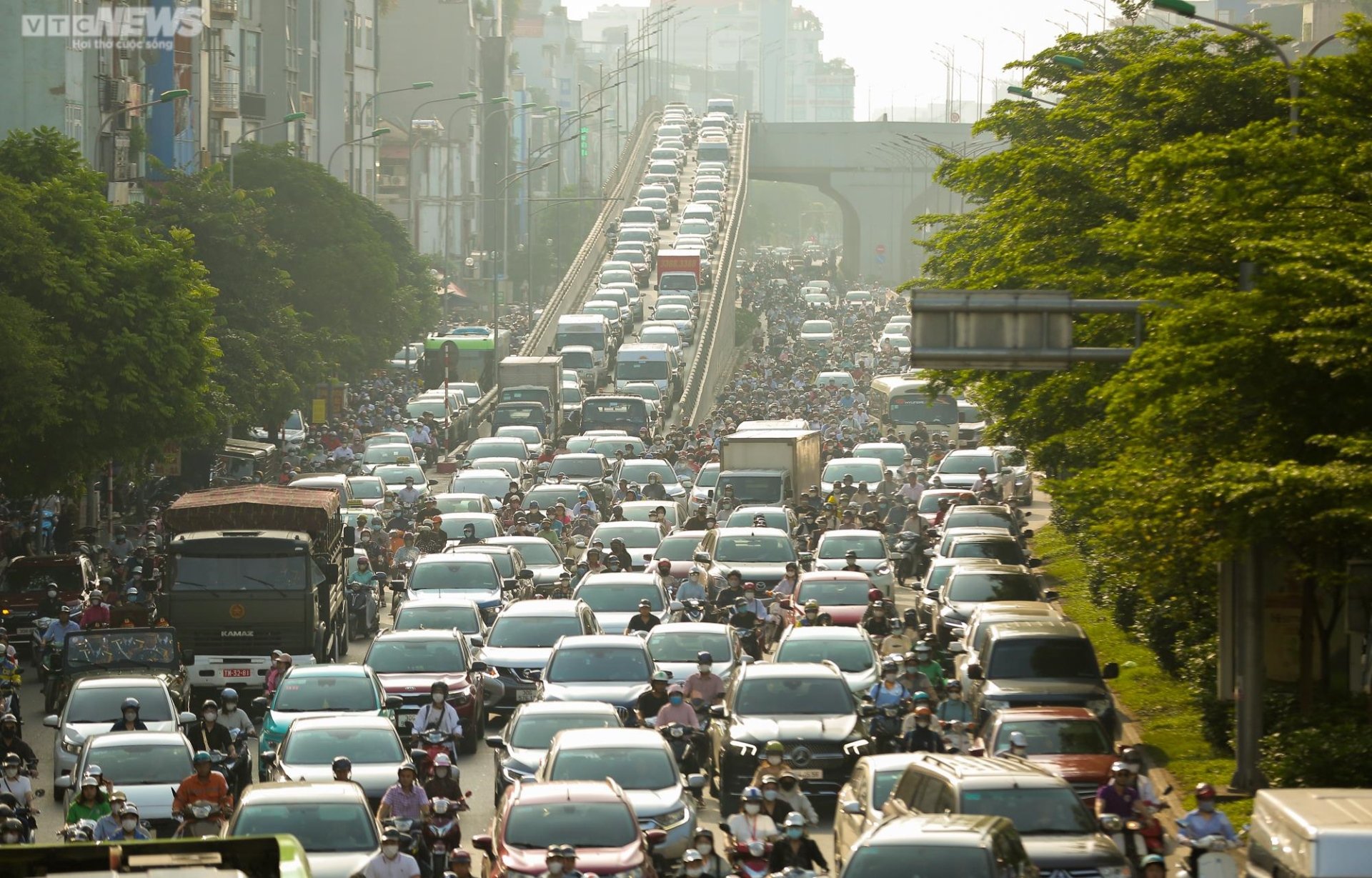 Chưa đến ngày khai giảng, đường phố Thủ đô ùn tắc khắp nẻo bất kể ngày đêm - Ảnh 14.