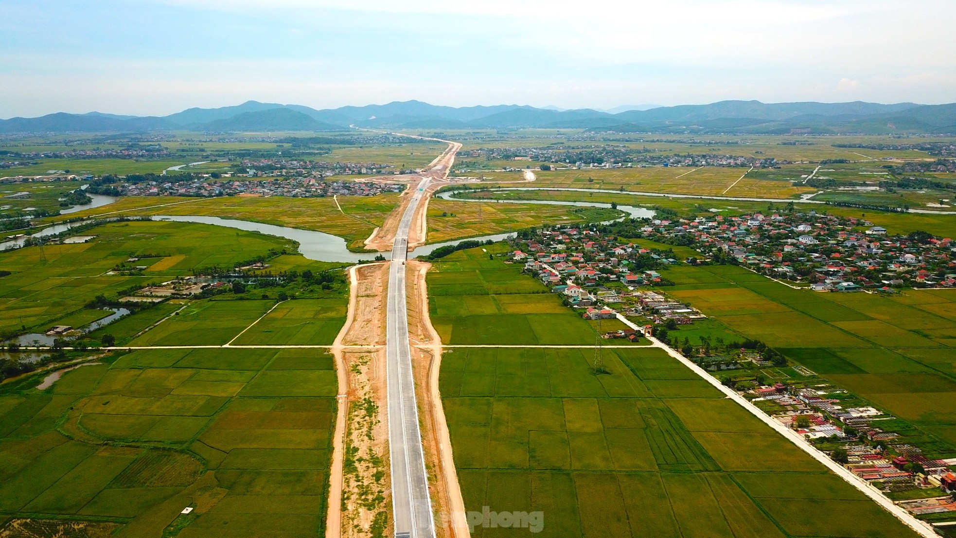 Cận cảnh cao tốc Bắc Nam đoạn Nghi Sơn - Diễn Châu trước ngày thông xe - Ảnh 1.