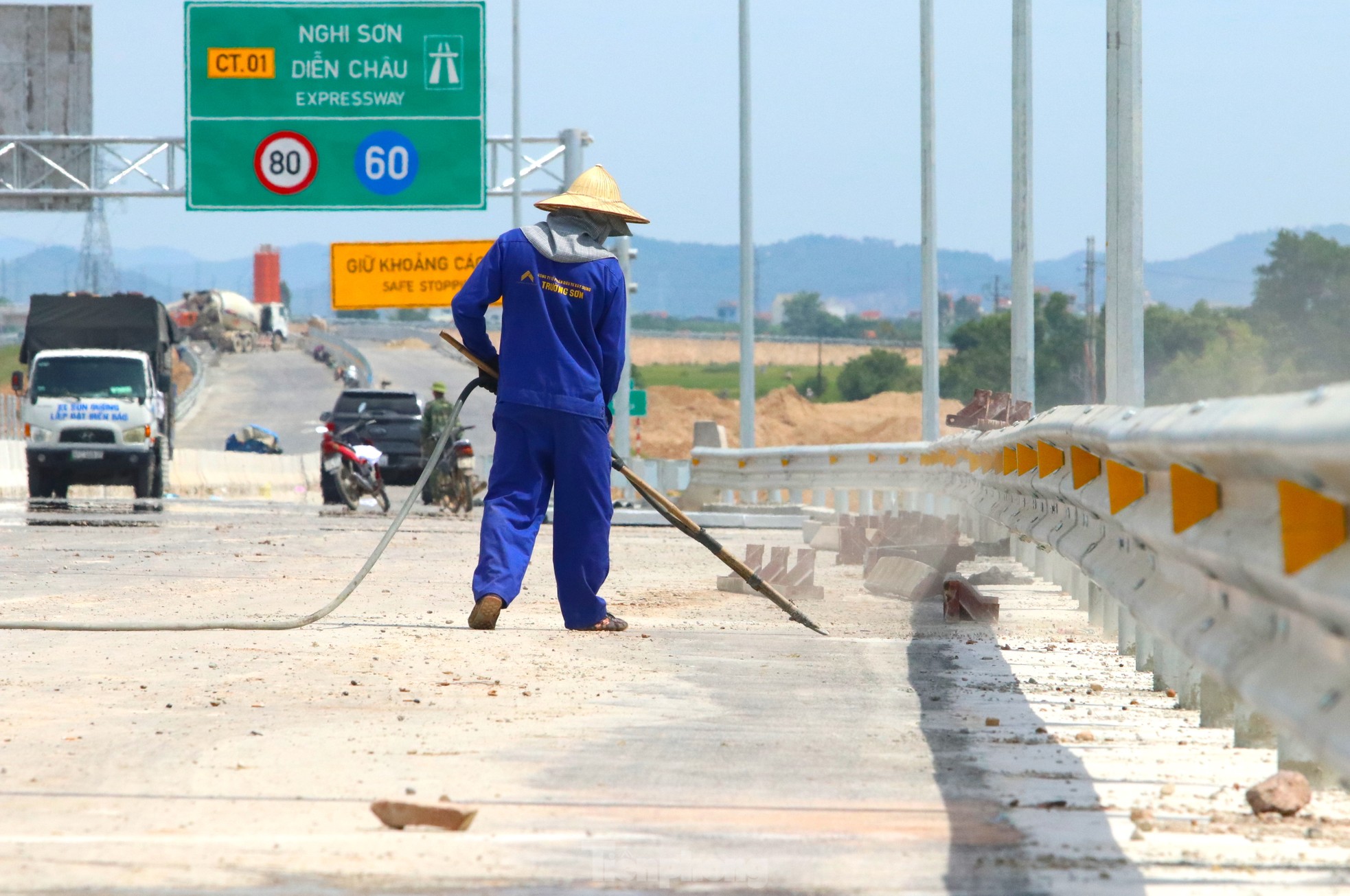 Cận cảnh cao tốc Bắc Nam đoạn Nghi Sơn - Diễn Châu trước ngày thông xe - Ảnh 4.