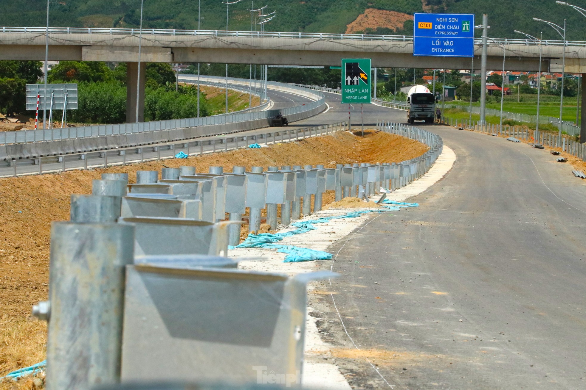 Cận cảnh cao tốc Bắc Nam đoạn Nghi Sơn - Diễn Châu trước ngày thông xe - Ảnh 6.