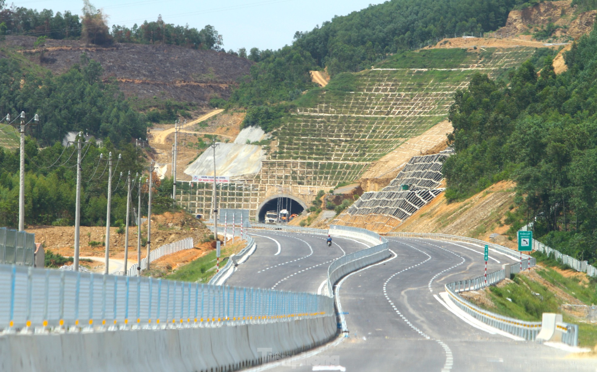 Cận cảnh cao tốc Bắc Nam đoạn Nghi Sơn - Diễn Châu trước ngày thông xe - Ảnh 3.